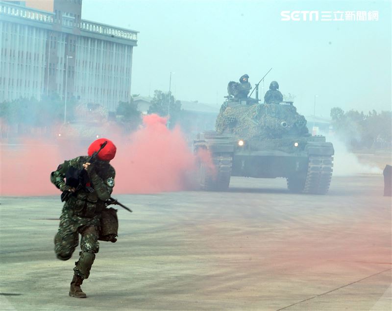此次操演共出動CM22迫砲車、戰車、CM34鏈砲車、M1045拖式飛彈悍馬車、T93K1狙擊槍實施遠距狙殺，並對敵堅固工事射擊。（記者邱榮吉/攝影）