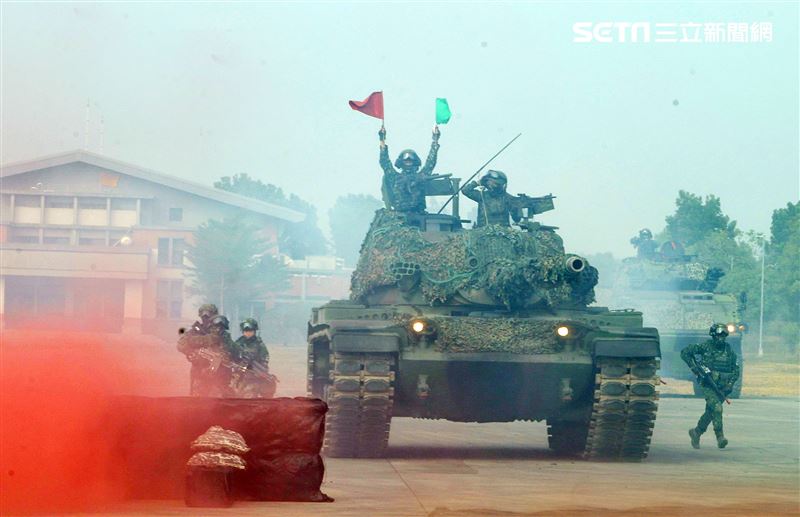 此次操演共出動CM22迫砲車、戰車、CM34鏈砲車、M1045拖式飛彈悍馬車、T93K1狙擊槍實施遠距狙殺，並對敵堅固工事射擊。（記者邱榮吉/攝影）