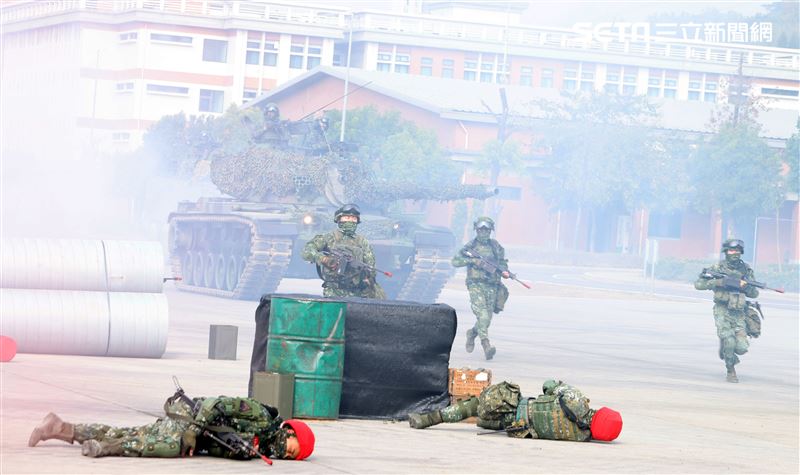 此次操演共出動CM22迫砲車、戰車、CM34鏈砲車、M1045拖式飛彈悍馬車、T93K1狙擊槍實施遠距狙殺，並對敵堅固工事射擊。（記者邱榮吉/攝影）