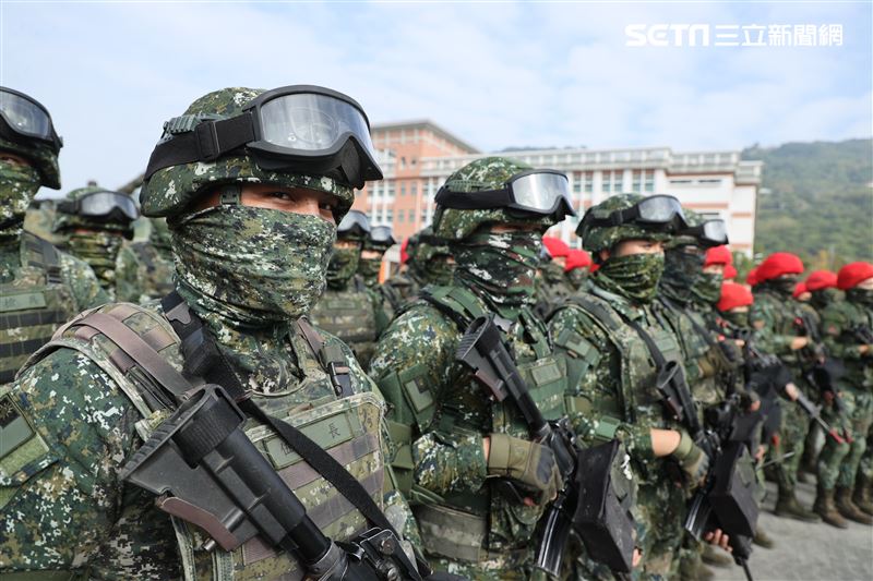 為讓國人春節安心休假，陸軍五六四旅聯合兵種營實施反機降實兵訓練。（記者邱榮吉/攝影）