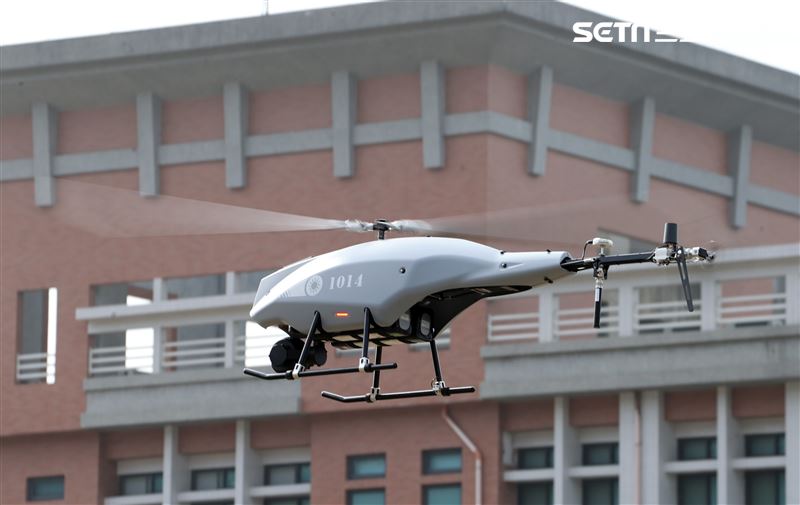 監偵排運用戰術型無人飛行載具，針對敵第一線陣地實施偵察。（記者邱榮吉/攝影）