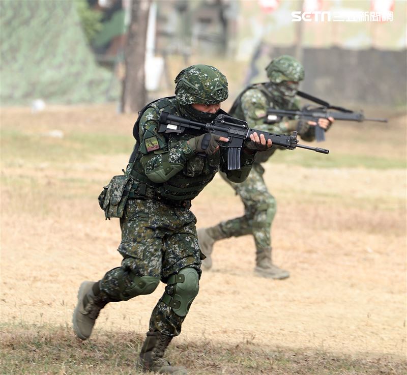 此次操演共出動CM22迫砲車、CM11戰車、CM34鏈砲車、M1045拖式飛彈悍馬車、T93K1狙擊槍實施遠距狙殺，並對敵堅固工事射擊。（記者邱榮吉/攝影）
