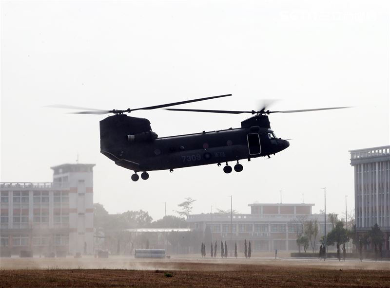 為讓國人春節安心休假，陸軍五六四旅聯合兵種營實施反機降實兵訓練，扮演敵軍的官兵自CH-47契努克運兵直升機突襲著陸。（記者邱榮吉/攝影）
