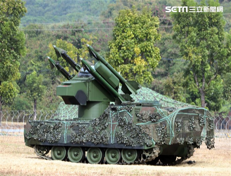 檞樹飛彈車警戒。（記者邱榮吉/攝影）