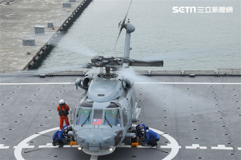 玉山軍艦上執行反潛直升機起落艦操演，展現玉山軍艦的航空能量。（記者邱榮吉/攝影）
