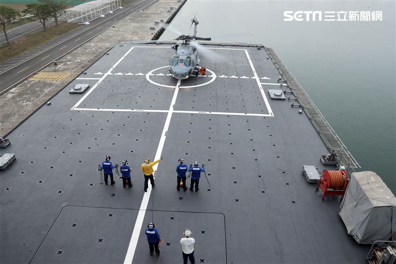 玉山軍艦上執行反潛直升機起落艦操演，展現玉山軍艦的航空能量。（記者邱榮吉/攝影）