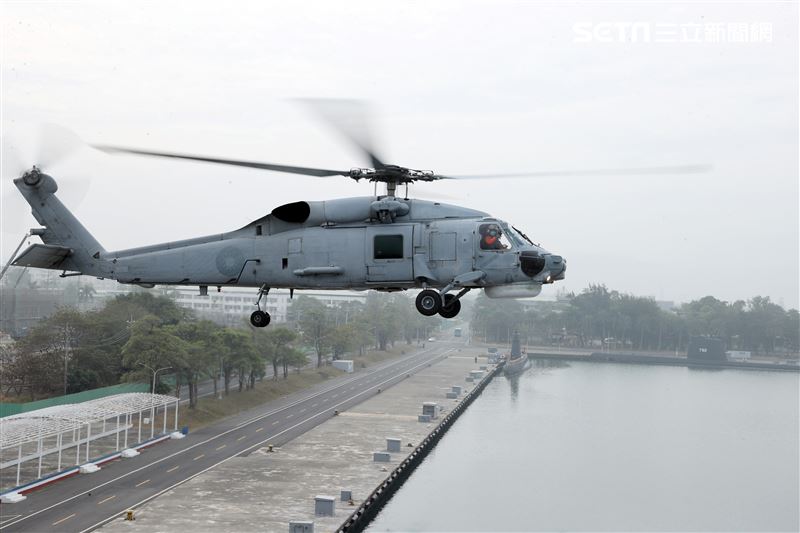 玉山軍艦上執行反潛直升機起落艦操演，展現玉山軍艦的航空能量。（記者邱榮吉/攝影）