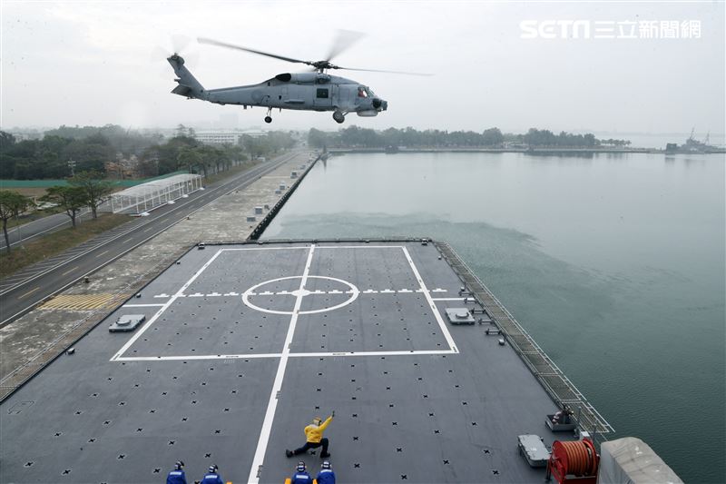 玉山軍艦上執行反潛直升機起落艦操演，展現玉山軍艦的航空能量。（記者邱榮吉/攝影）