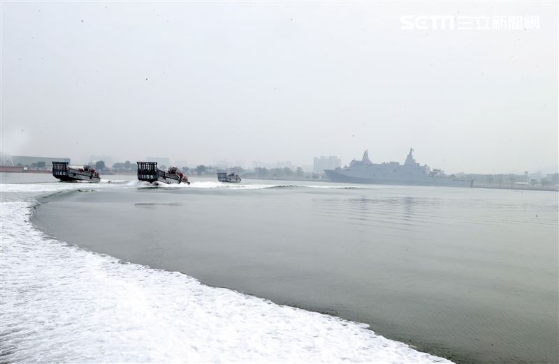 隨艦的LCM高速鋁合金機械登陸艇，執行兩棲演訓及重型機具與物資運送等任務。（記者邱榮吉/攝影）