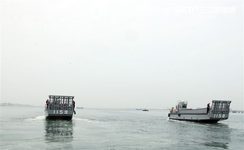 隨艦的LCM高速鋁合金機械登陸艇，執行兩棲演訓及重型機具與物資運送等任務。（記者邱榮吉/攝影）