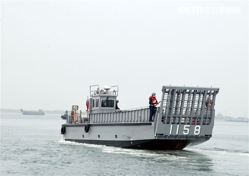 隨艦的LCM高速鋁合金機械登陸艇，執行兩棲演訓及重型機具與物資運送等任務。（記者邱榮吉/攝影）