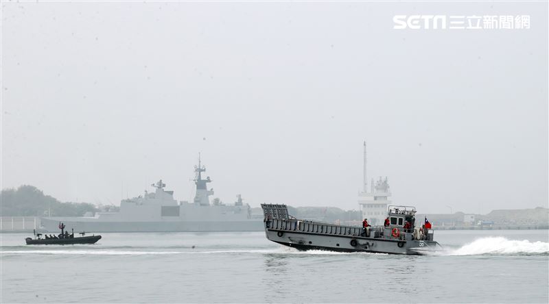 隨艦的LCM高速鋁合金機械登陸艇，執行兩棲演訓及重型機具與物資運送等任務。（記者邱榮吉/攝影）