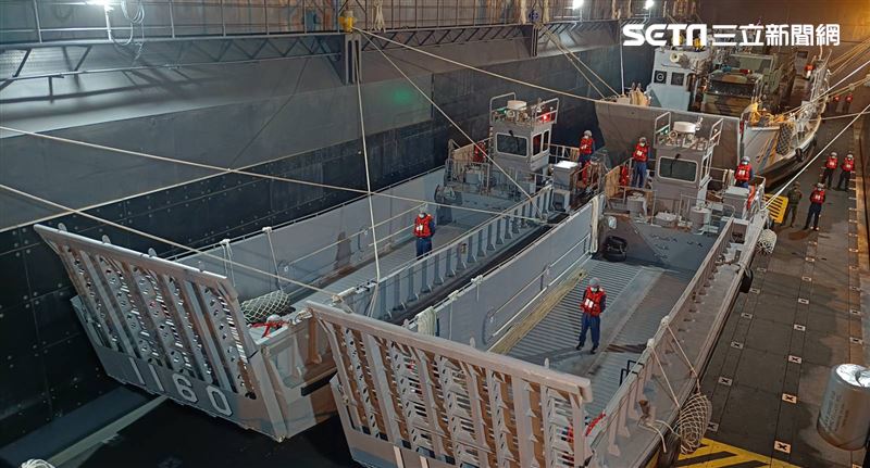 隨艦的LCM高速鋁合金機械登陸艇，執行兩棲演訓及重型機具與物資運送等任務。（記者邱榮吉/攝影）