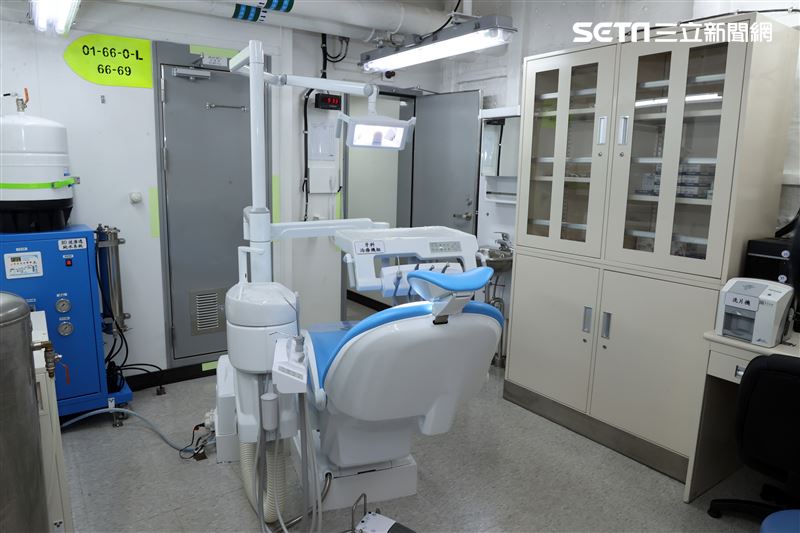 玉山艦內艙間廣闊，內部設備如小型醫院，手術室、牙醫室、恢復室、超音波和胃鏡等內視檢查功能、病房等一應俱全。（記者邱榮吉/攝影）