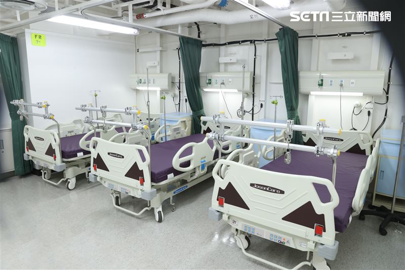 玉山艦內艙間廣闊，內部設備如小型醫院，手術室、牙醫室、恢復室、超音波和胃鏡等內視檢查功能、病房等一應俱全。（記者邱榮吉/攝影）