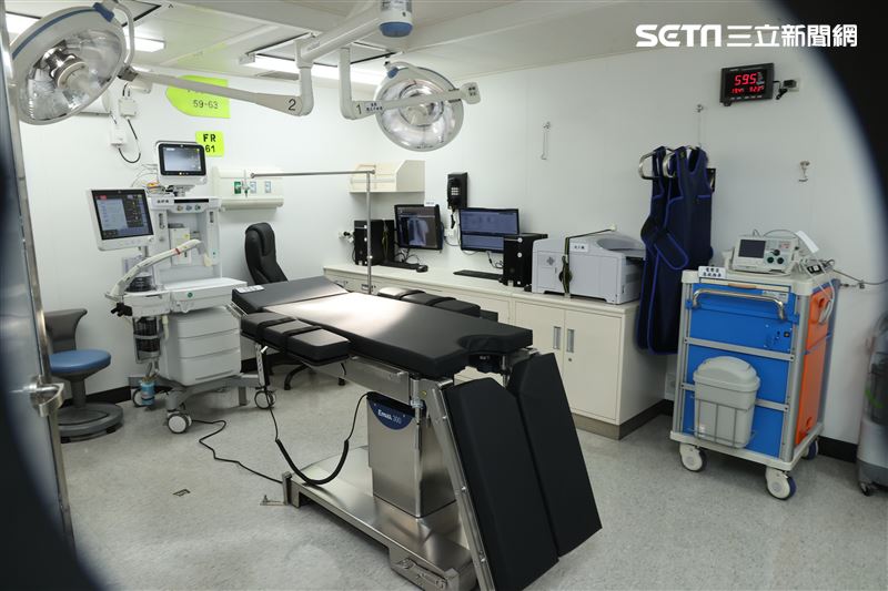 玉山艦內艙間廣闊，內部設備如小型醫院，手術室、牙醫室、恢復室、超音波和胃鏡等內視檢查功能、病房等一應俱全。（記者邱榮吉/攝影）
