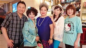 (左起)資深藝人黃志強、連明月、吳敏、劉明珠、司馬玉嬌感情相當不錯高立(圖中)去年7月還跟連明月(圖左)同台演出（圖／高立提供）　