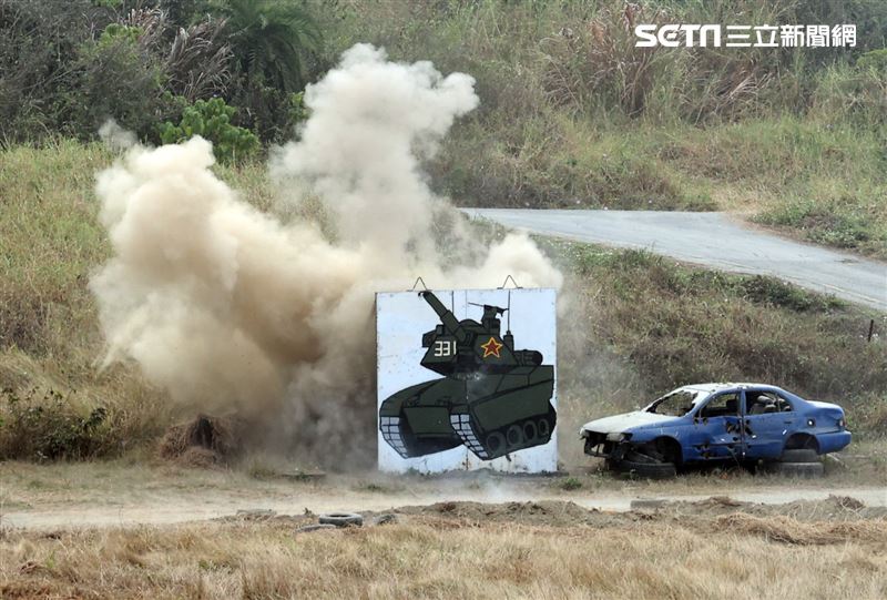 海軍陸戰隊兩棲偵搜大隊官兵春節前夕實戰化操演。（記者邱榮吉/攝影）