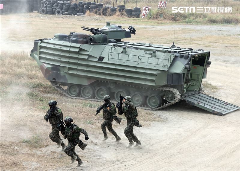 陸戰隊AAV7兩棲突擊車具備高速與機動性能，透過沙灘與陡坡地形、水際線陸上駕駛。（記者邱榮吉/攝影）
