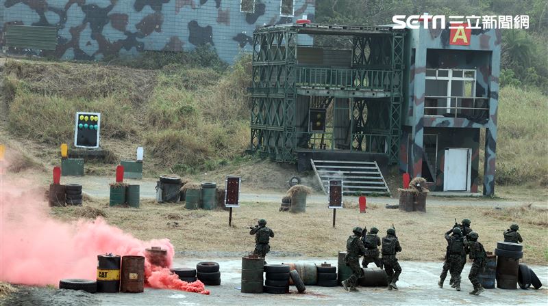 海軍陸戰隊兩棲偵搜大隊官兵春節前夕實戰化操演。（記者邱榮吉/攝影）