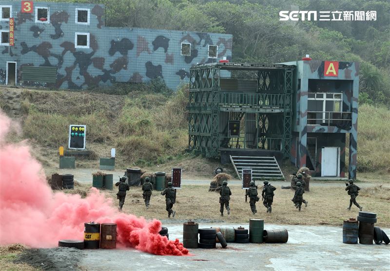 海軍陸戰隊兩棲偵搜大隊官兵春節前夕實戰化操演。（記者邱榮吉/攝影）