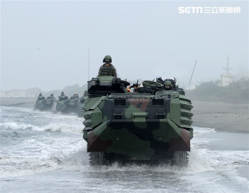 陸戰隊AAV7兩棲突擊車具備高速與機動性能，透過沙灘與陡坡地形、水際線陸上駕駛。（記者邱榮吉/攝影）