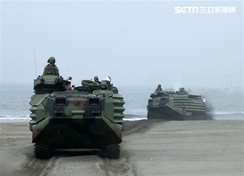 陸戰隊AAV7兩棲突擊車具備高速與機動性能，透過沙灘與陡坡地形、水際線陸上駕駛。（記者邱榮吉/攝影）