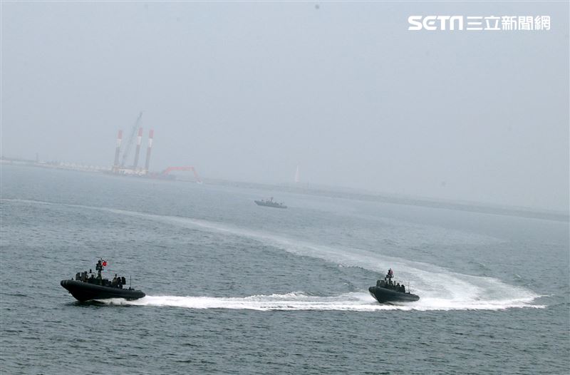 陸戰兩棲偵搜大隊搭乘快艇實施海上突擊。（記者邱榮吉/攝影）
