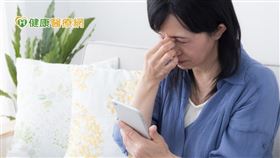 白內障高風險族群為老化、長期服用類固醇藥物等民眾，與遺傳也有關係；若是用眼過度也會提高白內障機率。