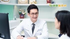 楊兆傑醫師表示，純粹脂肪型雙下巴可由減重、消脂針、抽脂手術協助治療；若是同時具有肌膚鬆弛問題的雙下巴或嘴邊肉，非侵入式療程如傳奇電波，也是針對V臉累贅的解方。