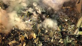 烏克蘭東部城市第聶伯羅（Dnipro）一棟公寓遭俄羅斯飛彈擊中。（圖／美聯社／達志影像）