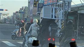 原PO在等紅燈時，看到前方有輛機車竟在運送桌子。（圖／翻攝自路上觀察學院 臉書）