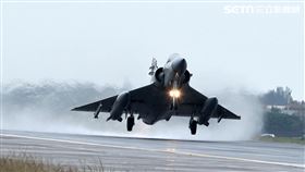 空軍春節加強戰備幻象戰機，滿載各式空對空、空對海、空對地飛彈及槍砲，隨時執行台灣空域安全。（記者邱榮吉/攝影）