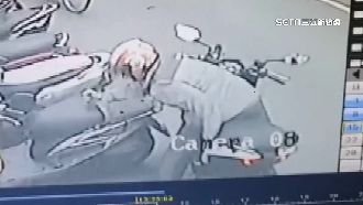 行車糾紛！速食外送員嗆聲又持利器割椅墊