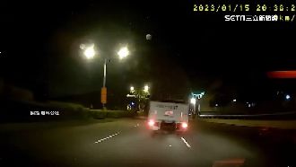 不滿被按喇叭示警　貨車硬切擦撞還肇逃