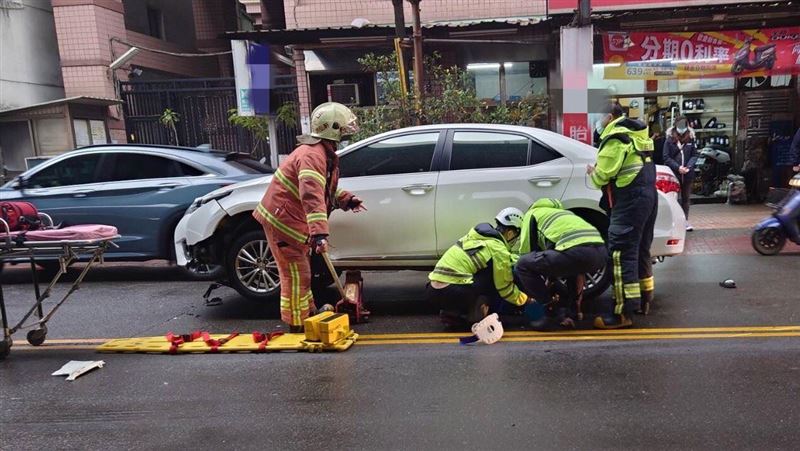 女騎士打滑噴對向　卡車底一度無呼吸心跳