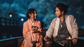 甄子丹（右）相中陳鈺琪飾演阿紫（左）。（圖／華映提供）