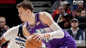 ▲凱斯勒（Walker Kessler）繳出20分21籃板的表現，是2014年後NBA首位雙20的新秀。（圖／翻攝自爵士推特）