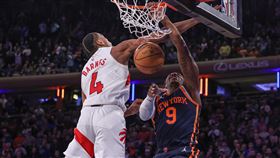 ▲巴瑞特（RJ Barrett）搶下籃板後灌籃追平比數。（圖／路透社／達志影像）