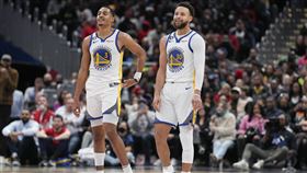 ▲柯瑞（Stephen Curry）轟41分、波爾（Jordan Poole）貢獻32分，兩人率隊力退巫師。（圖／美聯社／達志影像）