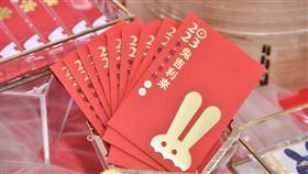 新北兔年福袋外袋金兔耳朵就像手開心比YA！（圖／新北市府提供）
