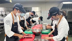 弘光科大生送溫情  剩餘食材做愛心便當弘光科技大學餐旅系學生利用剩餘食材製作便當，送給食物銀行，在歲末年終前分送暖呼呼的愛心。中央社記者趙麗妍攝  112年1月17日