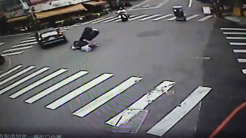 機車被撞翻跟斗竟變「立筊」　路人看傻眼