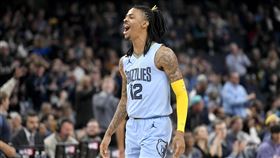 ▲莫蘭特（Ja Morant）飆29分，率灰熊以30分差大勝太陽，豪取10連勝。（圖／美聯社／達志影像）