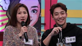 謝忻（圖左）登奇萊山耍賴爆哭，卞慶華（圖右）扛她「直接走下山」。（圖／中天提供）