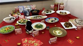 各大廚展示設計符合長者牙口的美味年菜。（圖／記者簡浩正攝影）