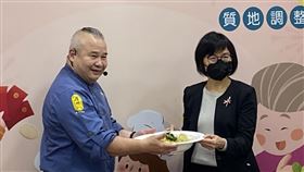 主廚駱進漢今與國健署副署長賈淑麗一同示範「高纖百財翠玉捲」。（圖／記者簡浩正攝影）