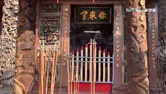 跪拜「大力打額頭」　女城隍廟內痛哭懺悔