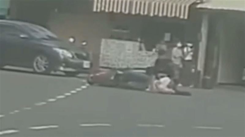 屁孩騎車三貼耍帥搶左轉　2秒後路人笑了
