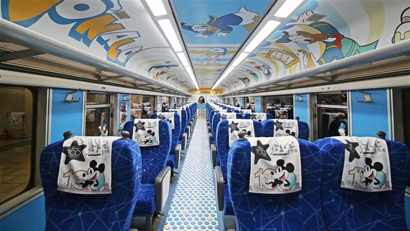 粉絲上車了！全台首列「迪士尼列車」亮相